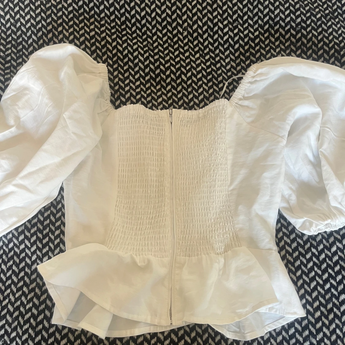 Vit blus med puffärm från Lindex - 2