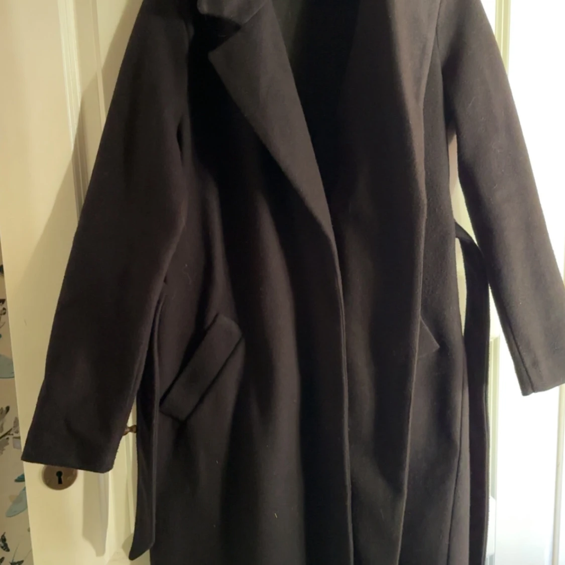 Svart kappa med bälte och fickor - 2