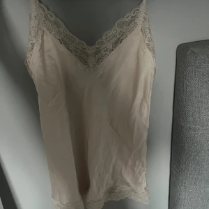 Spets linne Intimissimi  - En rosa/beige spets linne från Intimissimi storlek S 