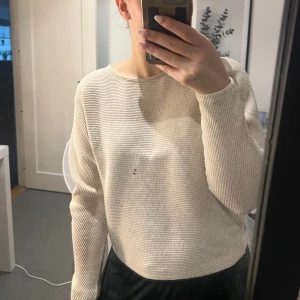 Beige tröja - Supersnygg beige tröja från Gina i Xs💛Aldrig kommit till användning. Perfekt till höstgarderoben🍁(smutsig spegel så ej fläckar😊)