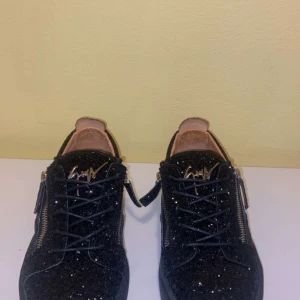  glittriga Zanotti - Säljer ett par svarta sneakers från Giuseppe Zanotti. För fetta inga problem med dom har inte använt dom mycket 