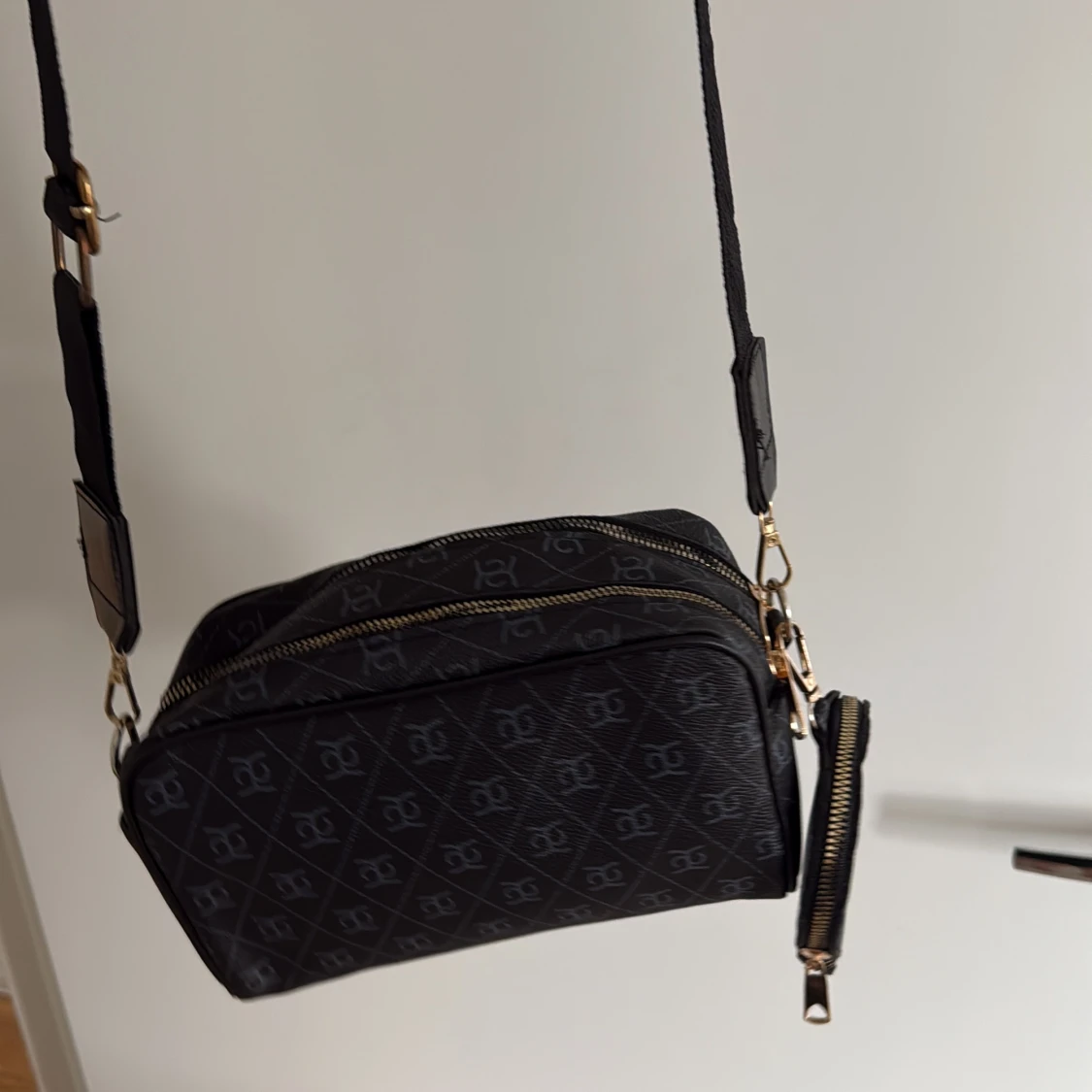 Svart axelväska från Guess med mönster - 3