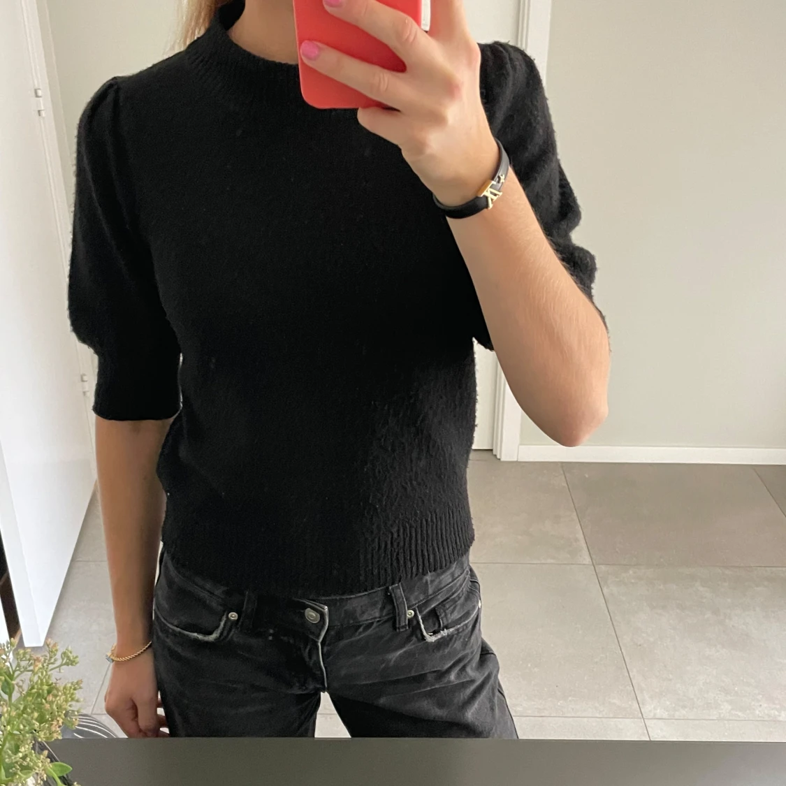 Svart stickad topp med puffärm - 2