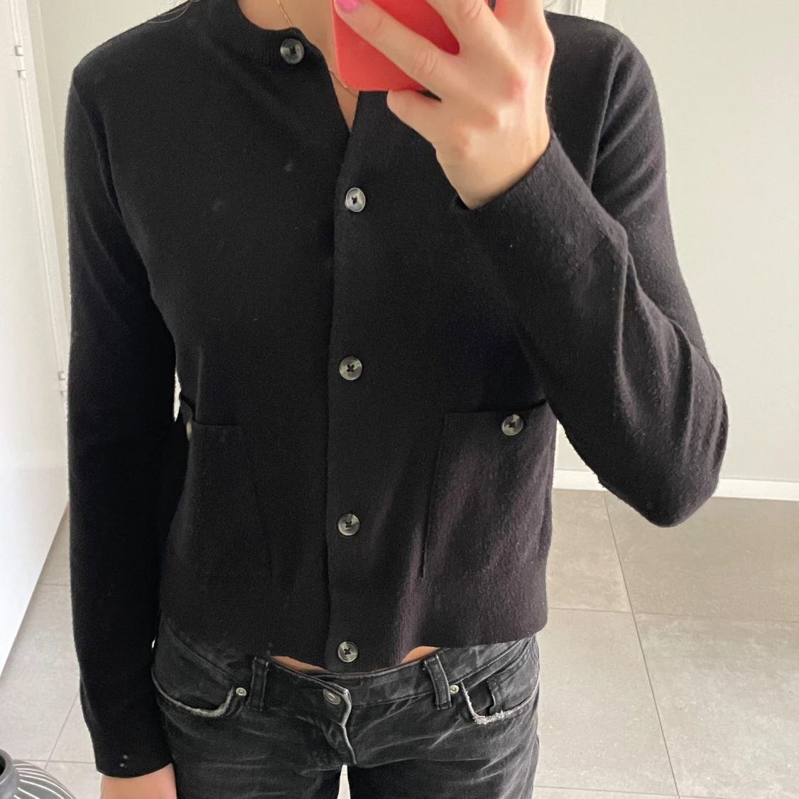 Svart kofta med knappar och fickor - 2