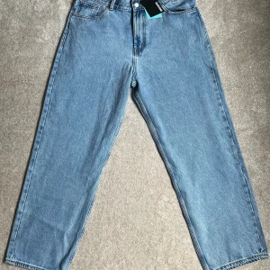 Sweet SKTBS ljusblå jeans med tryck - Helt nya sweet skbts jeans i storlek M. Har tryck bak på fickorna och brodering i höger fram ficka. (Se bilder)  Stor i storleken och baggy. 