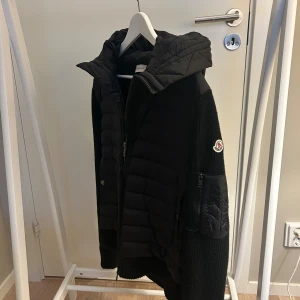  Moncler cardigan  -  Moncler cardigan svart inte använd så många gånger då den inte passar mig så väljer att sälja den skick 10/10 de storlek L men passar mig som är cirka 180 