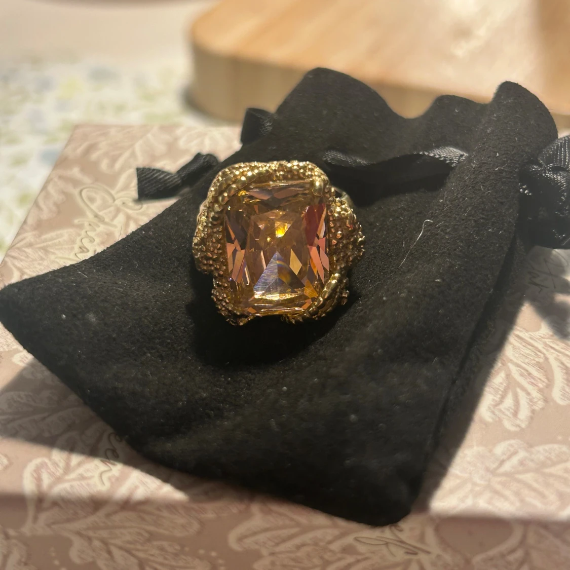 Guldfärgad ring med stor kristall