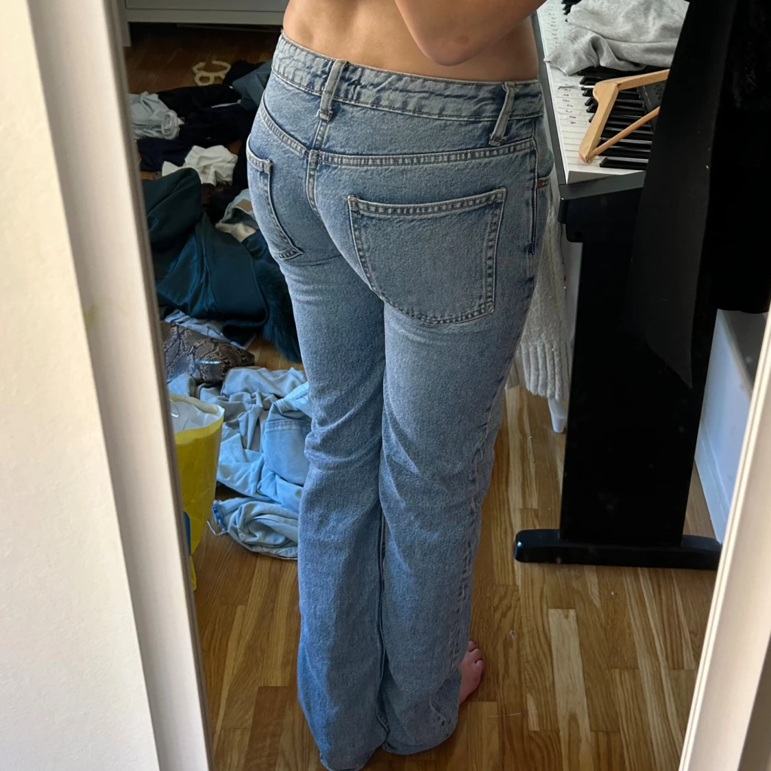  ljusblå raka jeans - 2