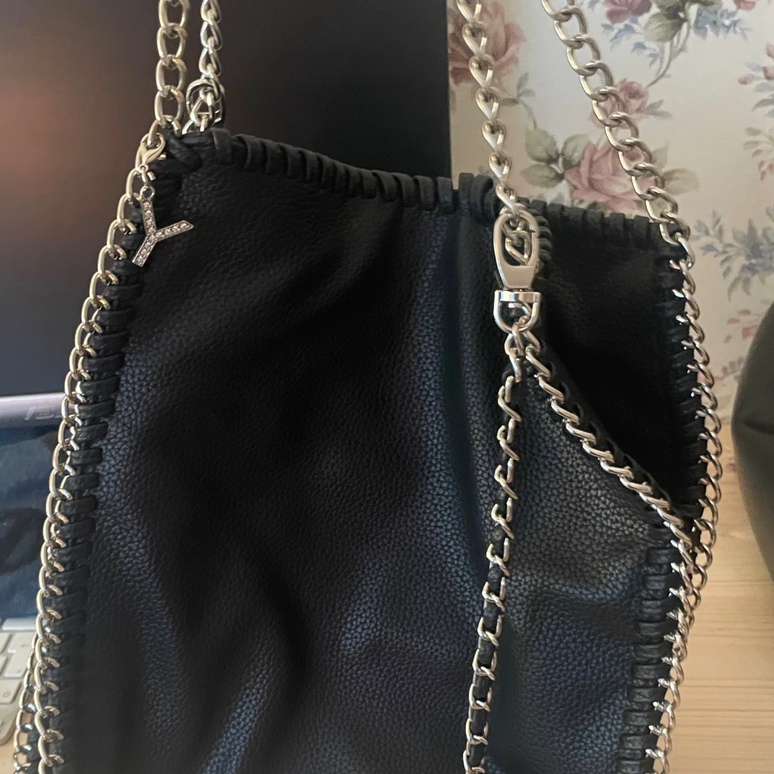Svart axelväska med kedjedetaljer - 3