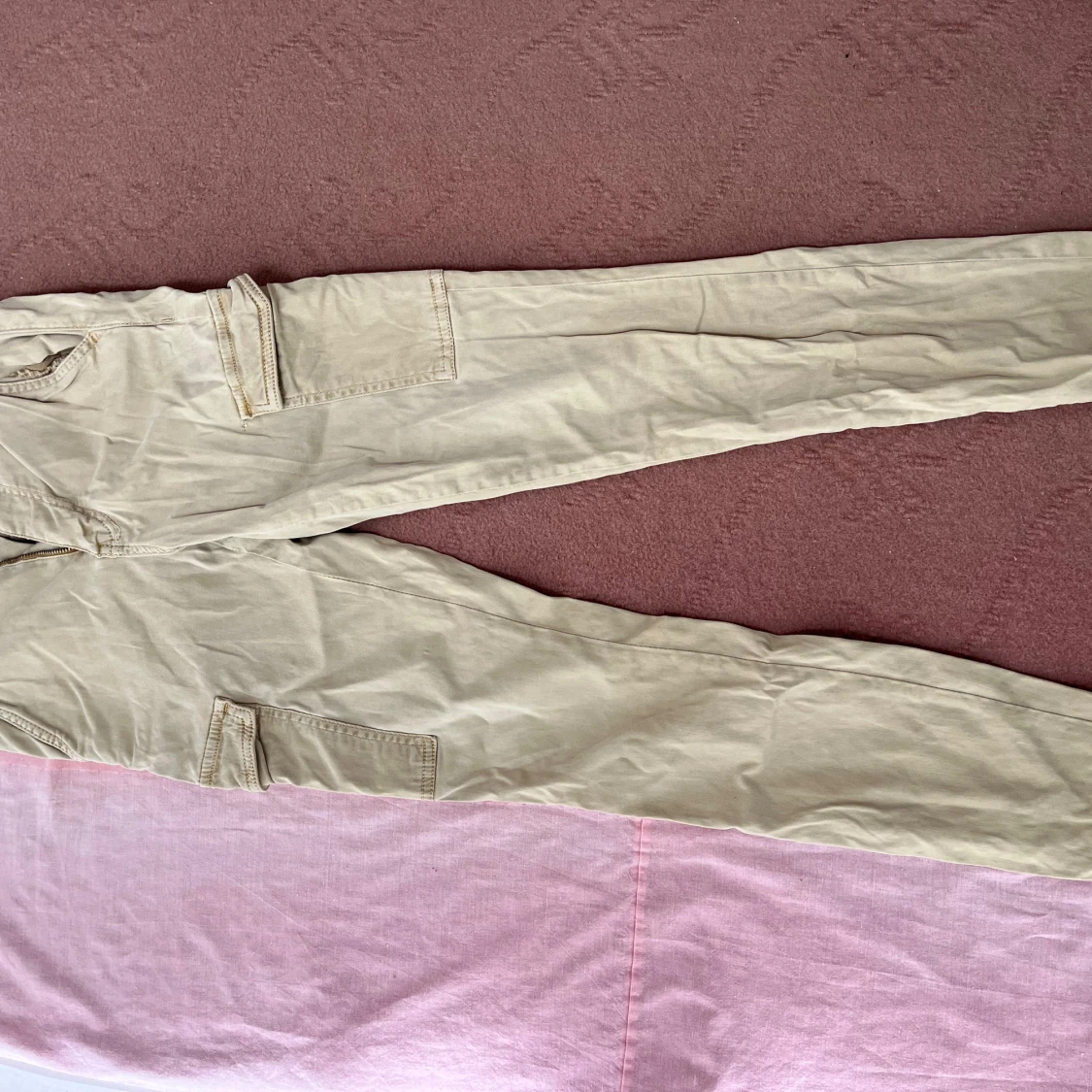 Beige cargobyxor med raka ben