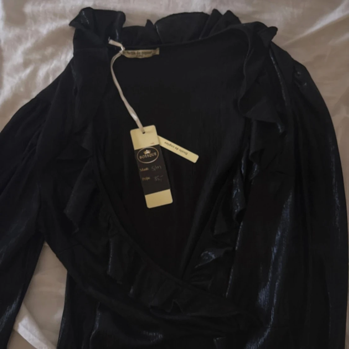 Svart omlottblus med volang från Soie de Copine - 2