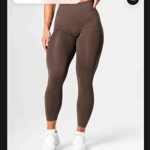 Bruna tights scrunch relode leggings  - Säljer ett par bruna seamless leggings med scrunch i storlek S. Köpte fel storlek så använt endast 2 gånger🌸