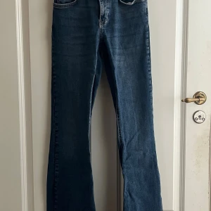 Blå bootcut jeans från Perfect Jeans - Snygga blå bootcut jeans från ginatricot i storlek 36. 
