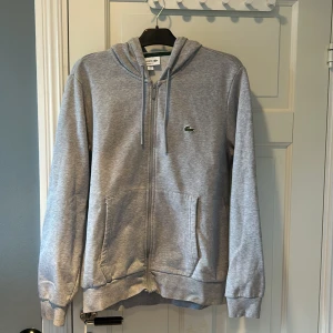 Lacoste set herr - Ett fint lacoste sett för herr i storlek L. Nypris är drygt 3 tusen. Kläderna är använda en del men är fortfarande riktigt snygga och har inga fläckar eller märken. Knappt tecken av användning. Priset går att diskuteras.                MVH Milo