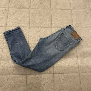 Replay ljusblå jeans straight fit - Säljer ett par ljusblå jeans från Replay med klassisk femficksdesign och raka ben. Jeansen har normal passform och är tillverkade i mjukt denimtyg av bomull. Perfekta för dig som gillar en enkel och stilren look.