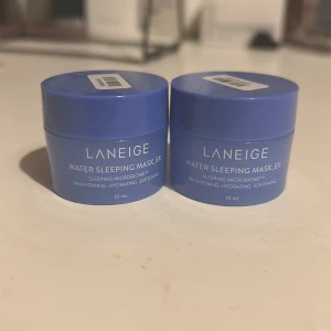 Laneige Water Sleeping Mask 15ml - Två burkar Laneige Water Sleeping Mask EX, 15 ml vardera. Masken är ljusblå och har en gel-liknande konsistens. Förpackningarna är blåa med vitt tryck och skruvlock. Perfekt för återfuktning och glow under natten.