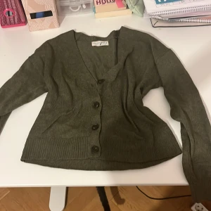 Olivgrön kofta från Primark - Denna passar på XS och S eftersom den är stretchig. (Jag själv är S)