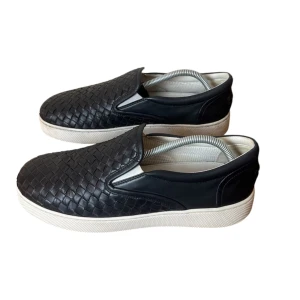 Bottega venetta slip ons  - Bottega venetta skor, storlek 42.5 skick 8.5/10 pris 2490kr, kommer med Dustbag. Finns att köpa på våran hemsida, Fashionels.com