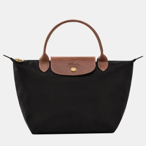 Svart väska från Longchamp - Säljer den här fina väskan från longchamp då den inte kommer till användning längre. 💞Den är sparsamt använd och har inga defekter. Lägg prisförslag och kom privat om ni vill ha egna bilder 💕