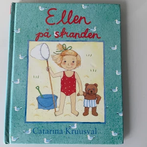 Ellen på stranden - Följ med Ellen på ett somrigt äventyr vid stranden! Med charmiga illustrationer och enkla texter passar boken perfekt för unga läsare som gillar strandliv, upptäckter och vänskap. En mysig berättelse för dig som vill drömma dig bort till sol och hav.boken kostar i butik ca-286kr