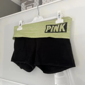 Fold over yogashorts PINK - Super snygga lågmidjade yoga shorts från Victoria secret pink. I storlek xxs-s. Pink märket är lite slitet, men inget som märks vid användning. Har även utlagt på Vinted för 25kr billigare, då man behöver betala för extra skydd här.