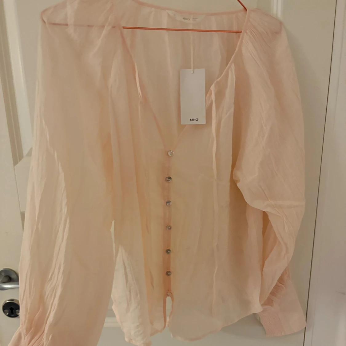 Ljusrosa blus från Mango med knappar