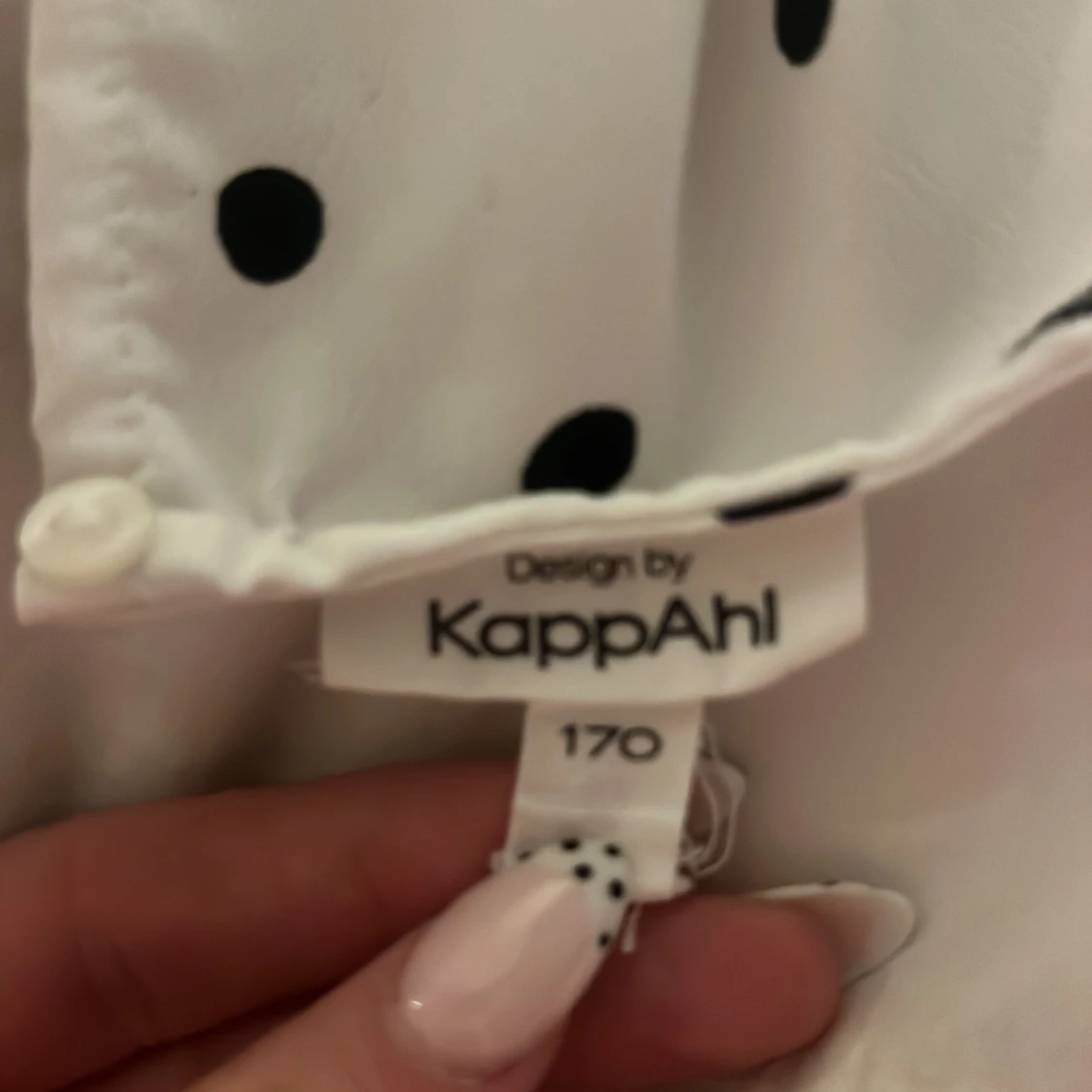 Vit prickig blus med volang KappAhl - 1