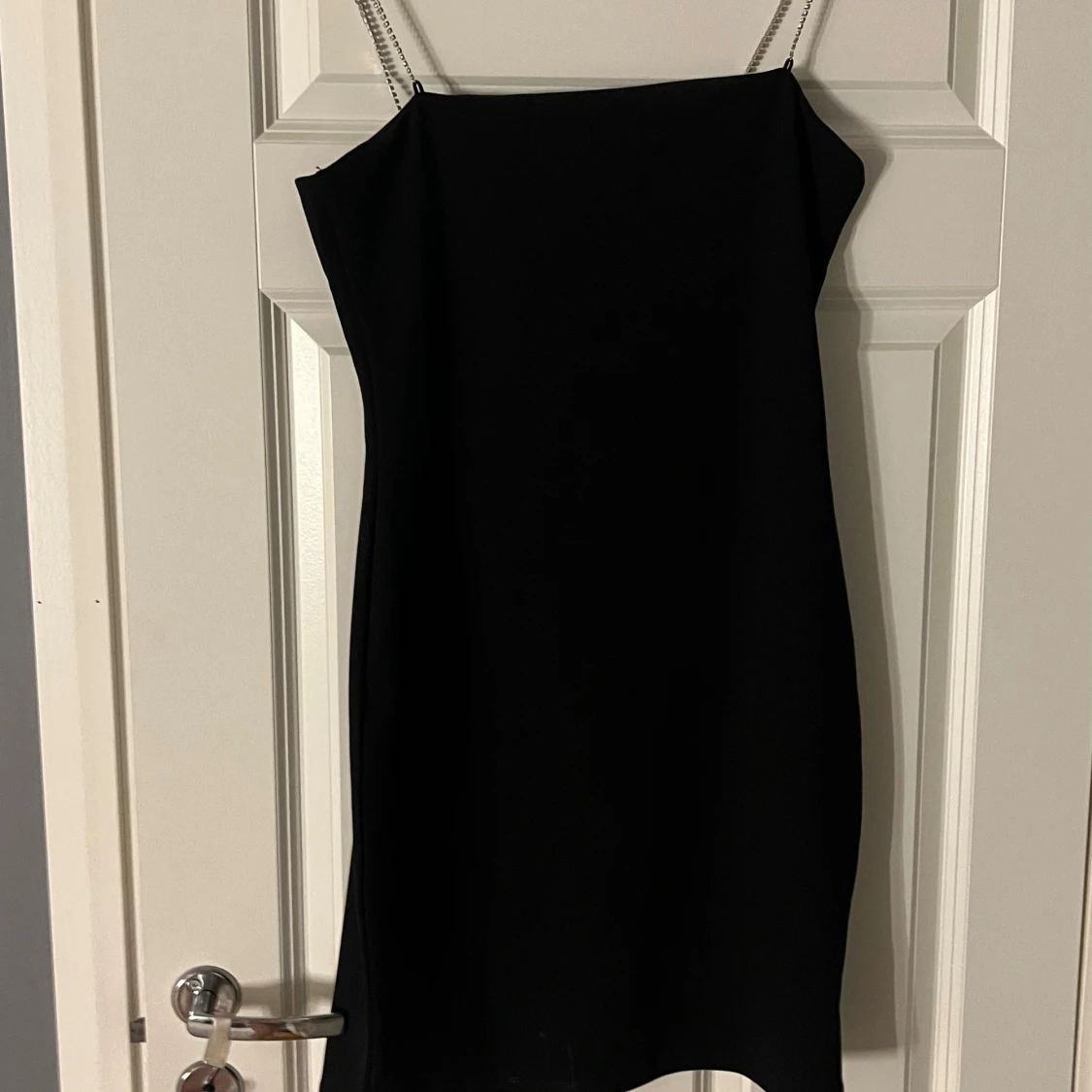 Svart kort klänning med kedjeband H&M