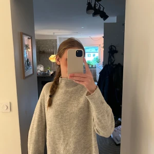 Grå stickad tröja  - Jätte fin grå stickad tröja perfekt till hösten! Bra skick men ganska använd! Skriv för frågor eller fler bilder!         Stockholmstil y2k rosa spets 2000s linne topp tröja stickad