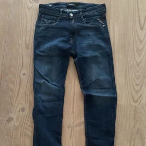 Mörkblå Replay Jeans - Säljer nu ett par sjukt snygga mörkblå Replay Jeans. Nypris ca: 1000-1200