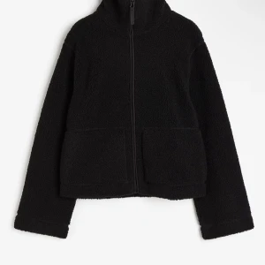 Svart teddyjacka med dragkedja - Säljer denna så fina teddyjacka! knappt använd. 