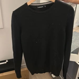 Svart stickad tröja från J.Lindeberg - Jättefin j.lindeberg tröja i ull, knappt använd då den var för liten för mig redan när ja köpte den. Passar s/xs. 