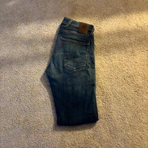 Replay jeans anbass  - :Replay jeans skick 8/10: modellen är 181cm och 73kg: 📊Colour: Mörkblå 📏 size : W=28 ♻️Condition: nästan helt ny