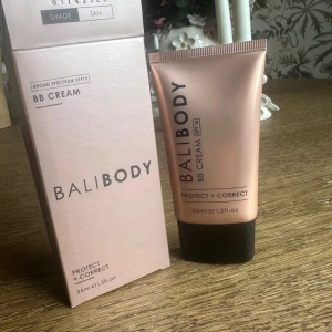 Bali Body BB Cream SPF15 Tan - BB Cream från Bali Body i nyansen Tan med SPF15. Tuben rymmer 35 ml och har en snygg roséguldig finish med svart lock. Produkten är designad för att skydda och jämna ut huden, samtidigt som den ger ett naturligt glow. Innehåller bland annat druvkärneolja och kollagen. Testad 1 gång!