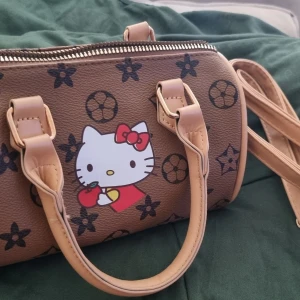 Hallo Kitty väska - Söt liten handväska med axelbandsrem med hallokitty motiv.