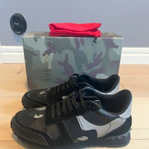 Valentino Rockrunners - Säljer dessa feta rockrunners i storlek 43, passar perfekt till hösten och vintern, de är knappt använd (3-4 gånger) Box och dustbag ingår. Priset ej hugget i sten 🪨 