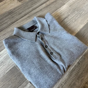 Grå pikétröja i ull från Oscar Jacobson - Klassisk grå pikétröja från Oscar Jacobson i mjuk 100% merinoull