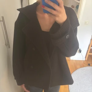 Mörkbrun rutig skepparkavaj i ull - Säljer en snygg mörkbrun kappa från Arket. I gott skick. Nypris 1700. Pris kan diskuteras.  🫶🫶🫶