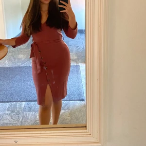 Rosa klänning  - Från Chiara Forthi i storlek S. Använd 1 gång 