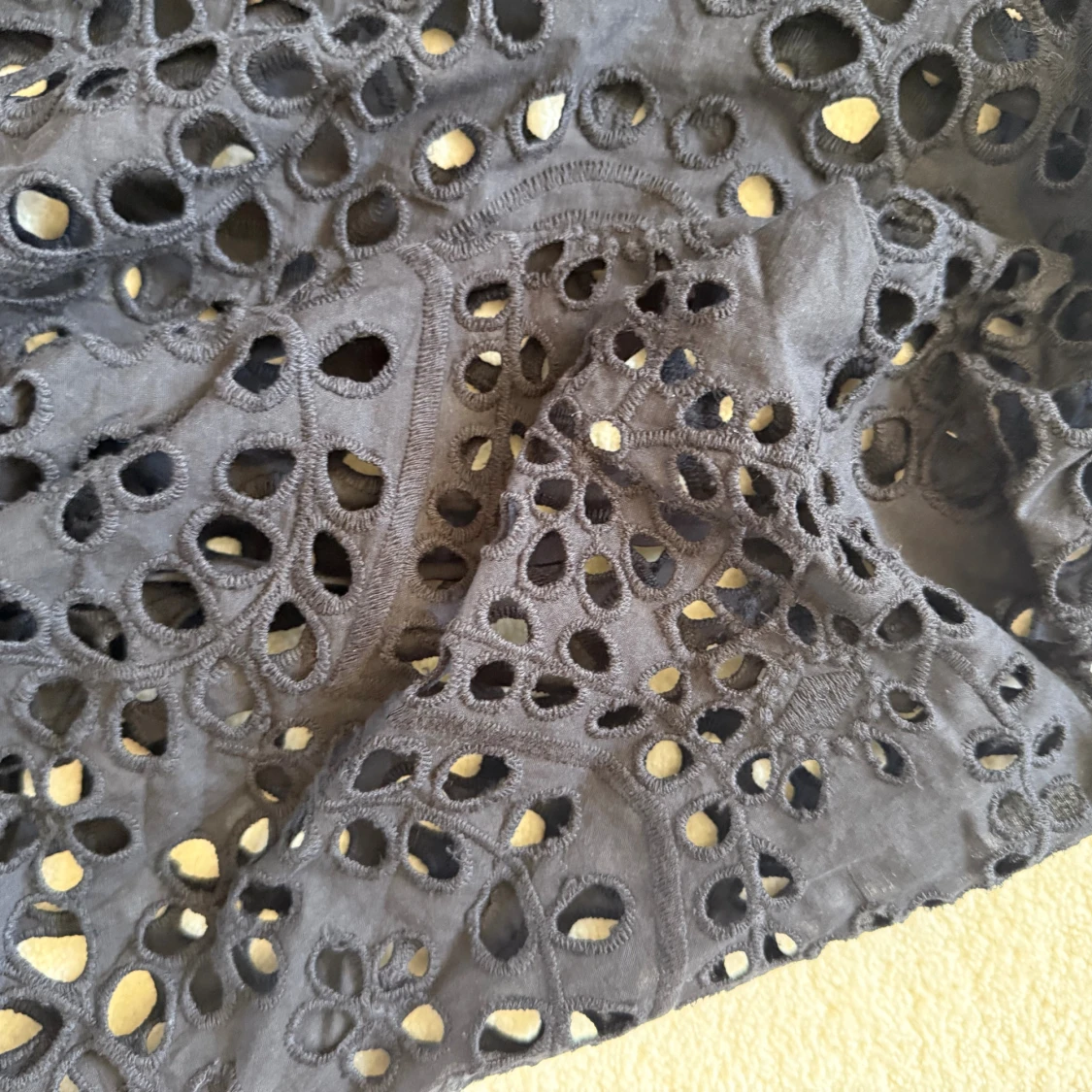 Svart broderad kortklänning med spets - 2