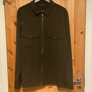 Mörkgrön jacka från N:DL - Jag säljer en mörkgrön höstjacka från märket N:DL i storlek M. Jackan är i nyskick.