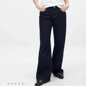 Mörkblå wide jeans från nakd - Mörkblå jeans med breda ben från nakd Low waist storlek 40 men sitter mer som en 38