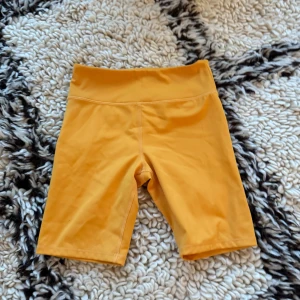 Gula gym shorts med mid rise - Gula gym shorts med mid rise. Är i väldigt bra skick och har inte använts jätte mycket Storlek: xxs
