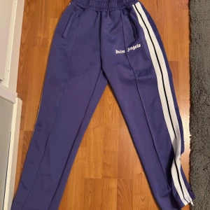 Palm angels byxor - Säljer mina palm angels byxor som är i helt okej skick, storleken är M och priset kan diskuteras!!!