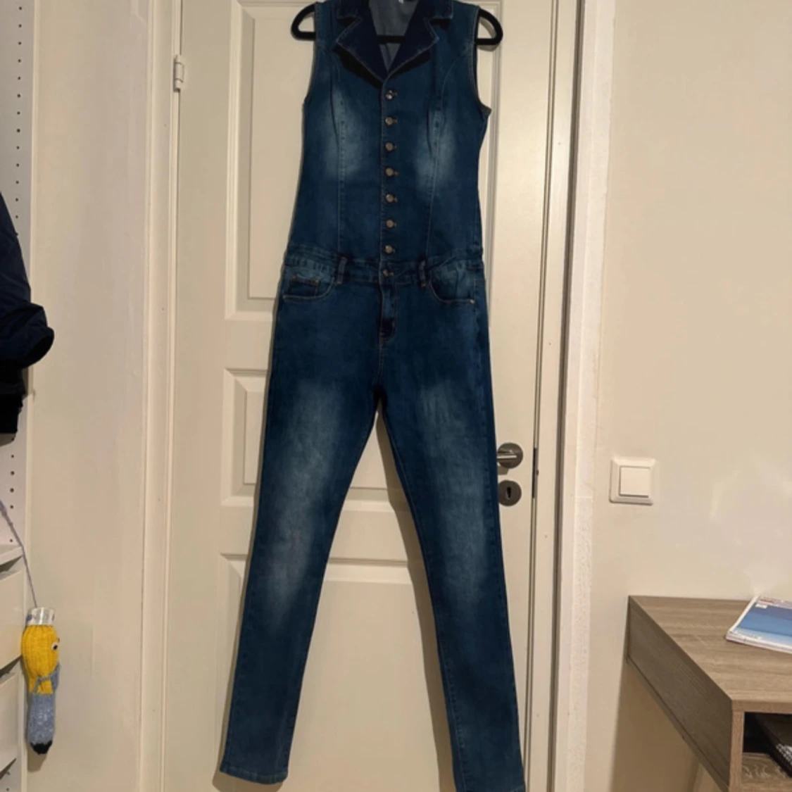 Ärmlös jeans jumpsuit med knappar