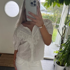 Vit blus med spets och volang - Super söt blus 