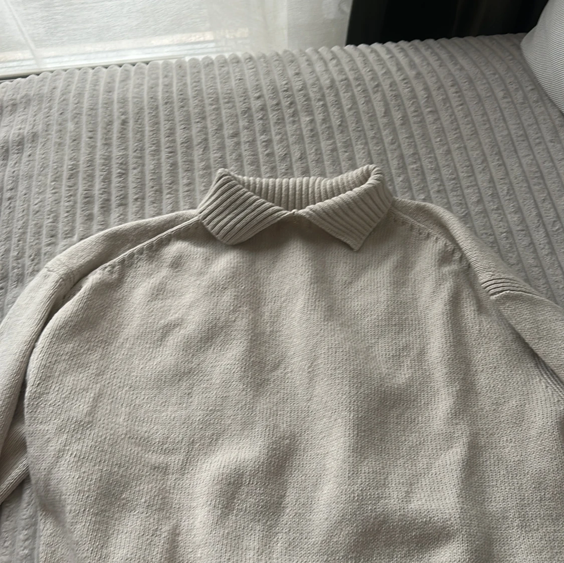 Beige stickad polotröja med slits i sidorna - 2