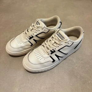Lacoste sneakers  - Lacoste sneakers i väldigt fint skick. Perfekta för alla tillfällen.  Lite avfärgning på insidan av skorna då jag använt en annan sula i dem. (Inget som syns med skorna på.) Innersula: 28 cm. 