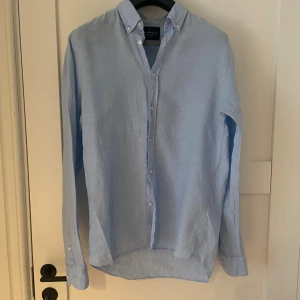 Bondelid linne skjorta - Säljer denna jättefina Bondelid linneskjorta, den är i väldigt bra skick. Storlek S