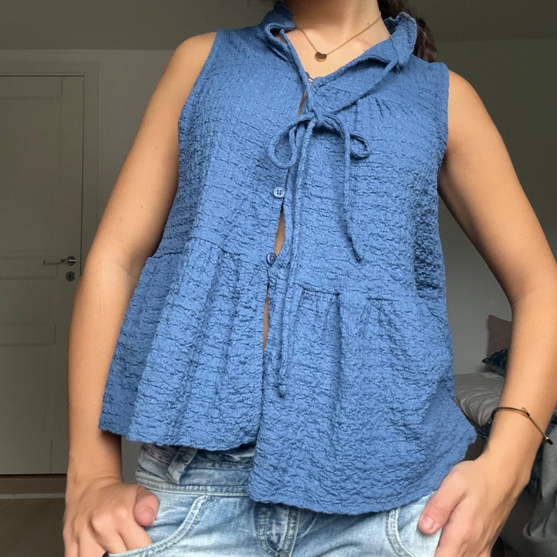 Blå ärmlös blus med knyt/ festtopp